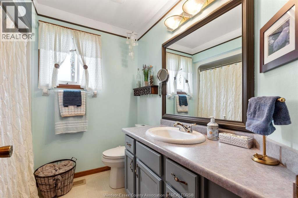 18 AZAR DRIVE - 22