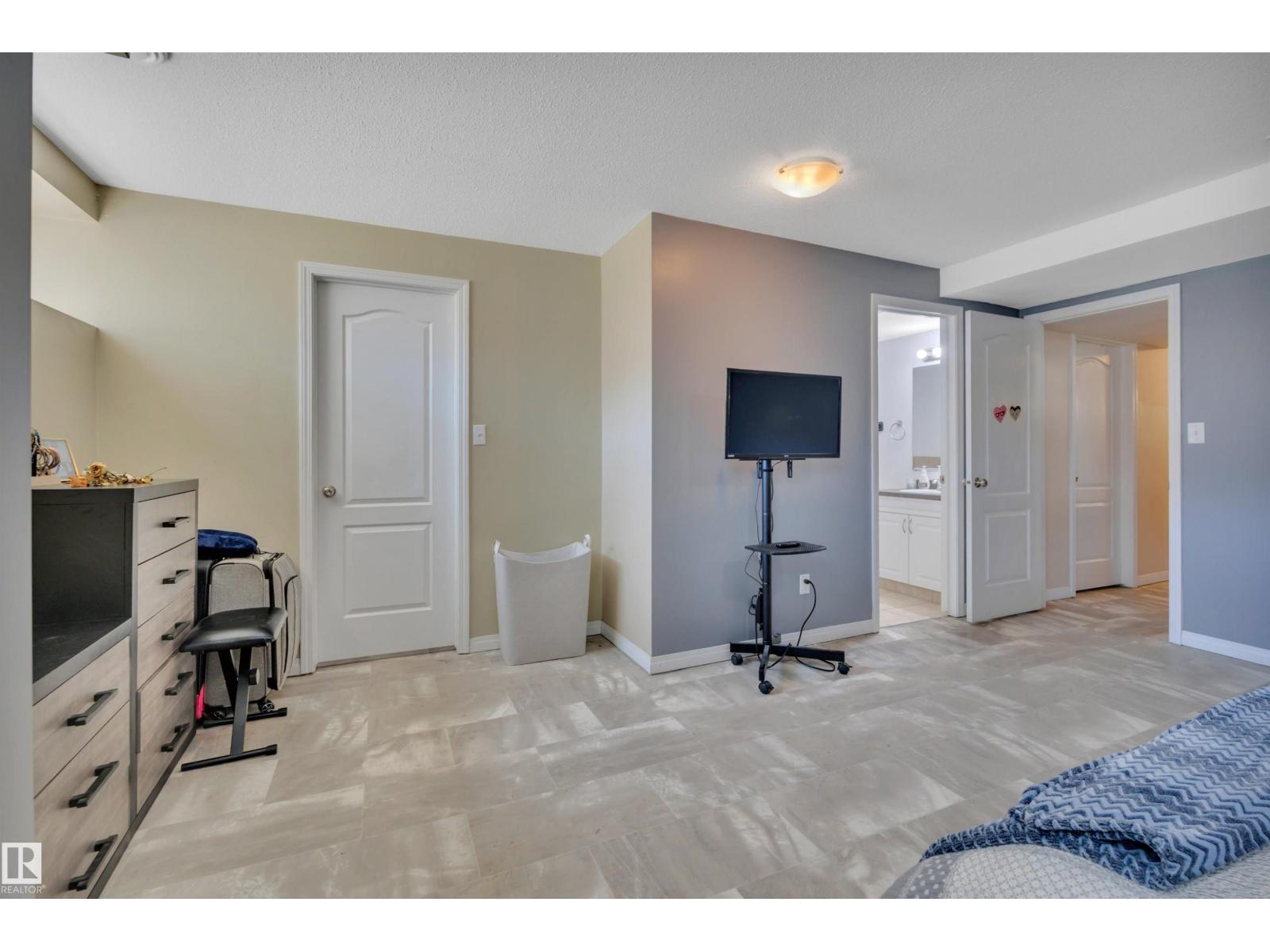 #47 2505 42 ST NW — photo 29
