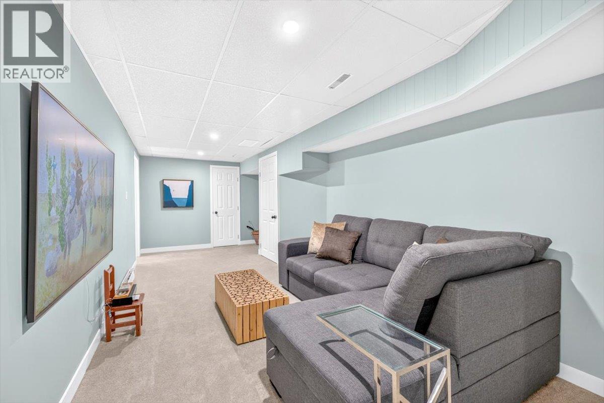 1169 MCLEOD Avenue - 38