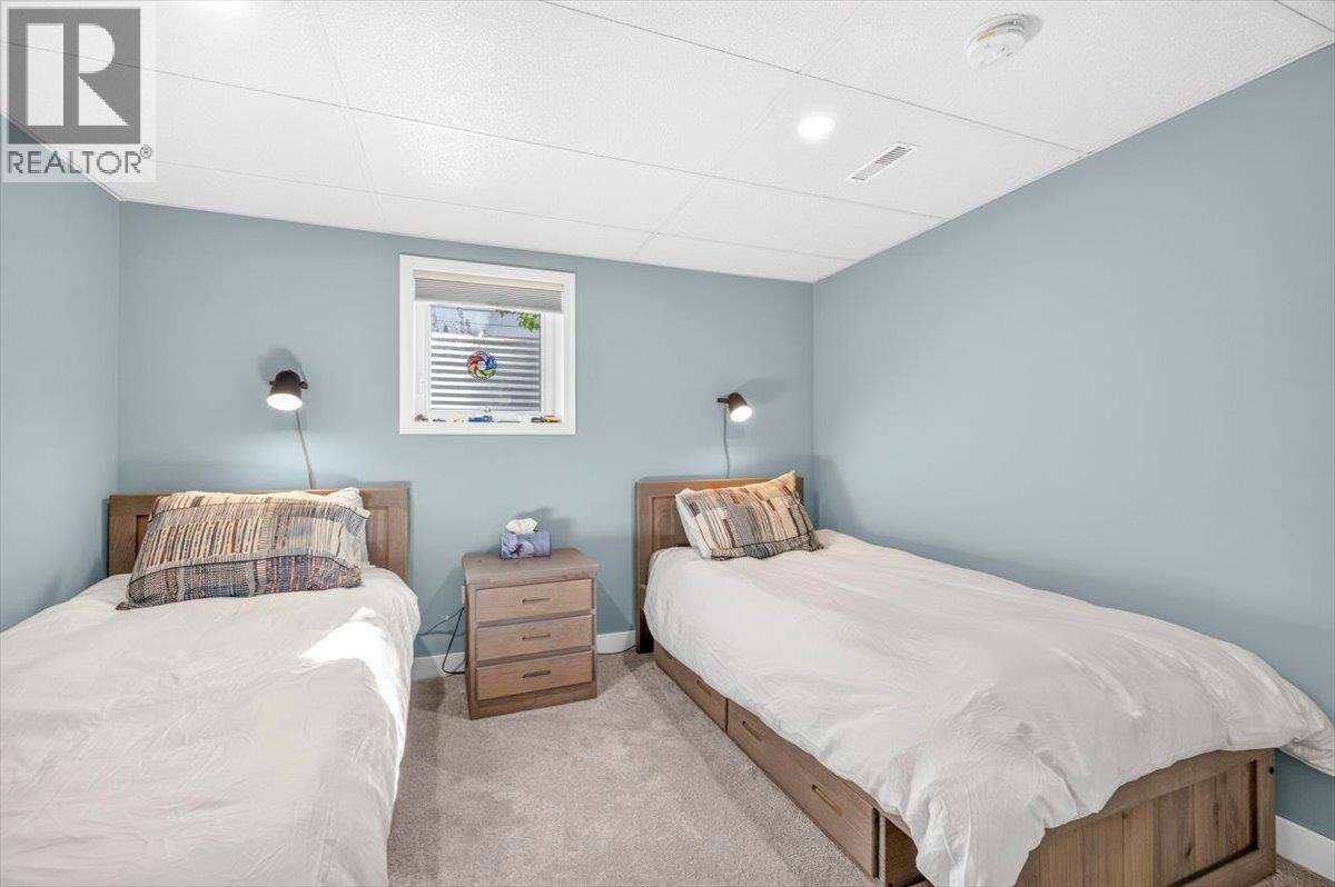 1169 MCLEOD Avenue - 40