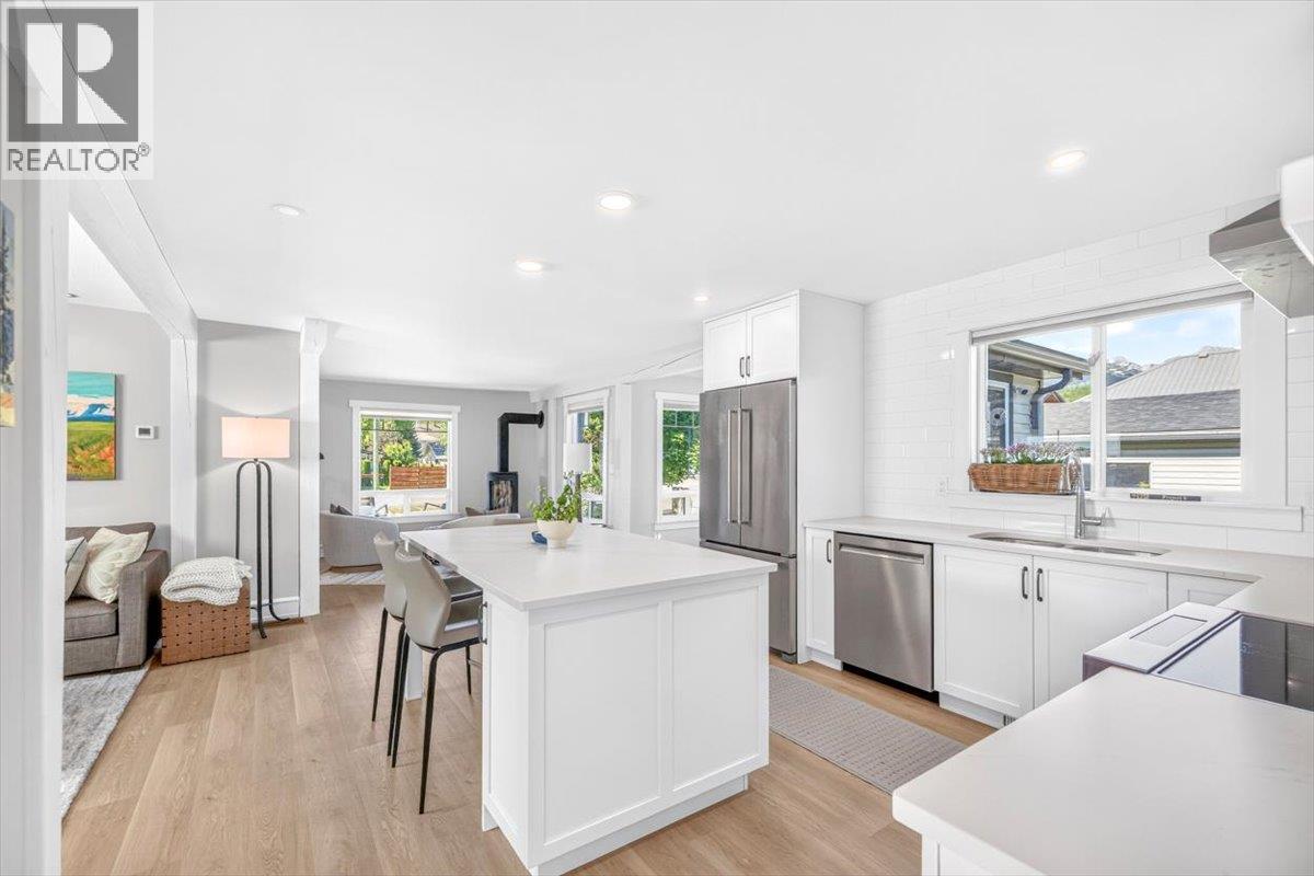 1169 MCLEOD Avenue - 19