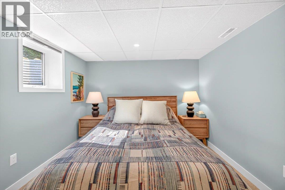 1169 MCLEOD Avenue - 35