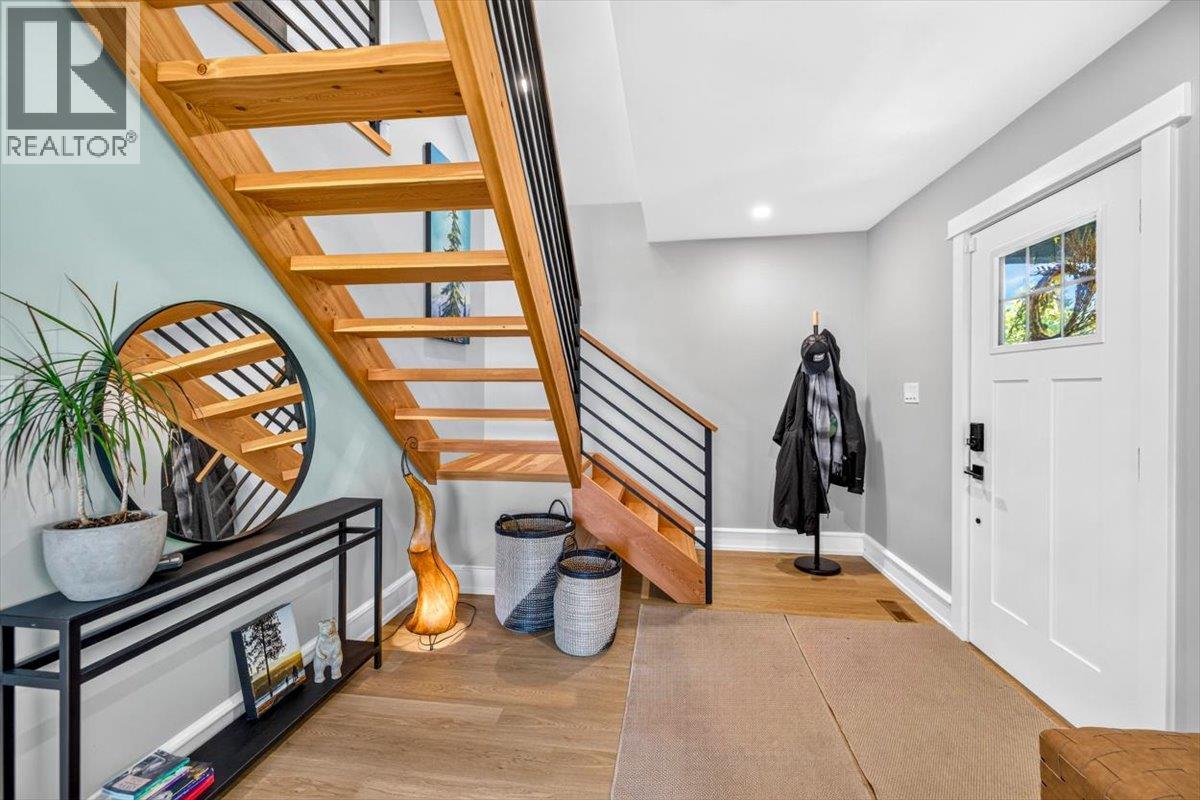 1169 MCLEOD Avenue - 6