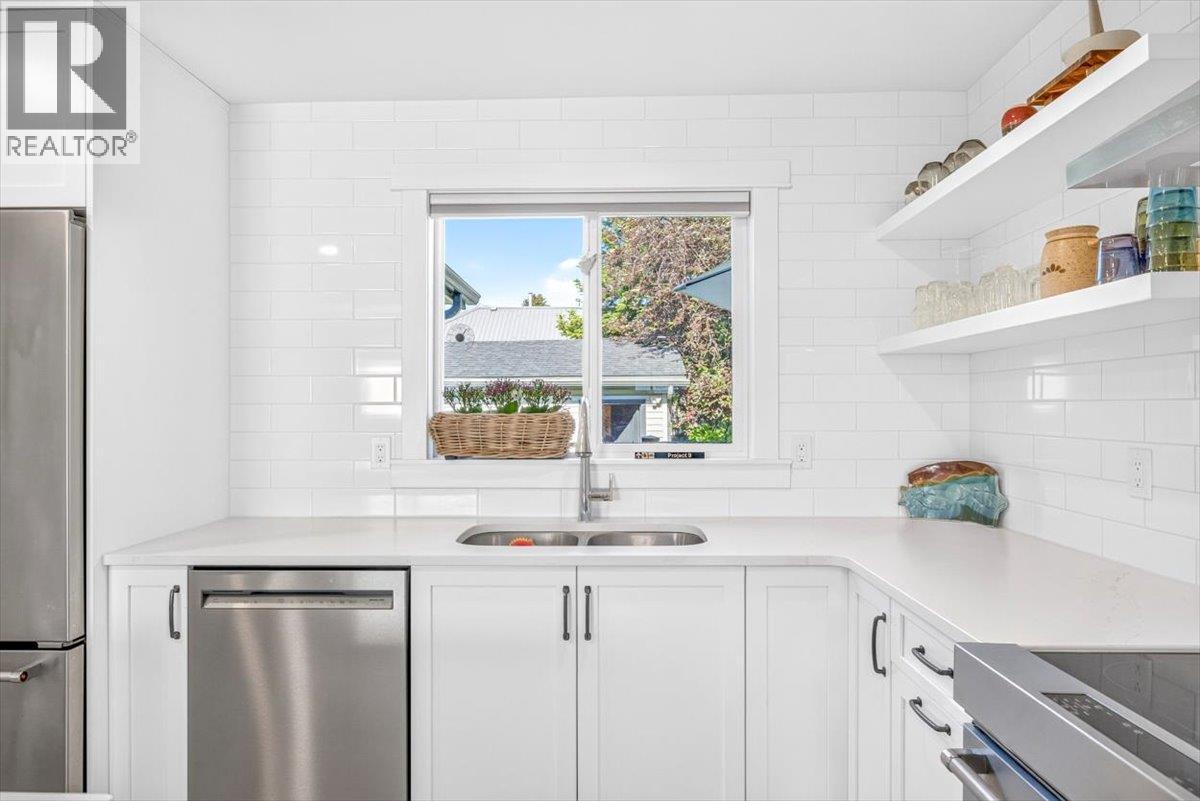 1169 MCLEOD Avenue - 16
