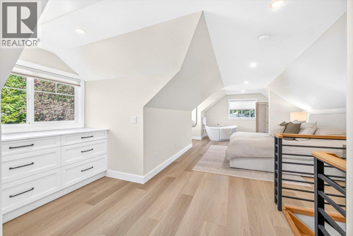 1169 MCLEOD Avenue - 31