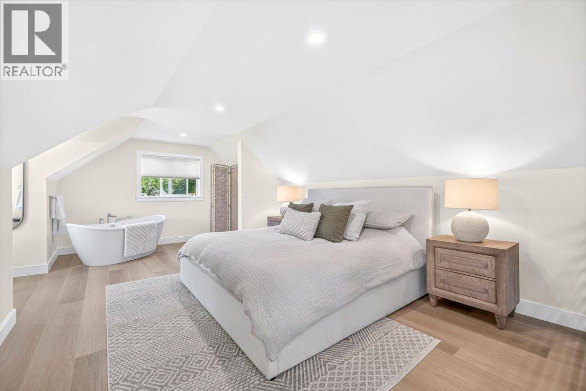 1169 MCLEOD Avenue - 32