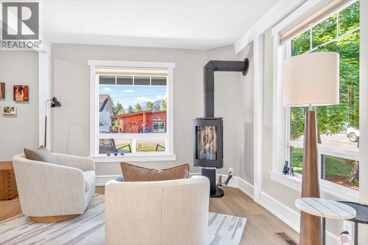1169 MCLEOD Avenue - 10