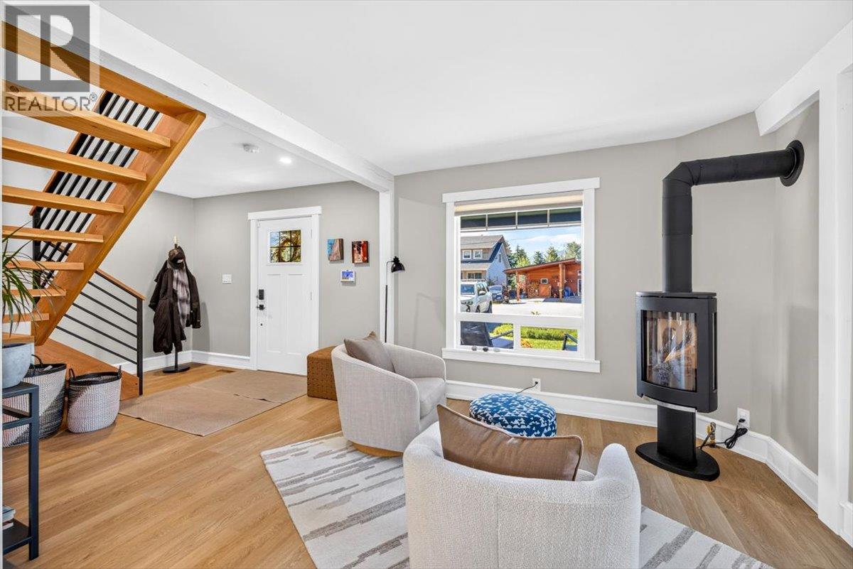1169 MCLEOD Avenue - 9