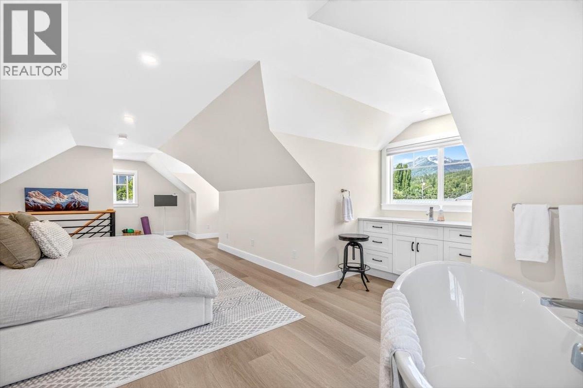 1169 MCLEOD Avenue - 25