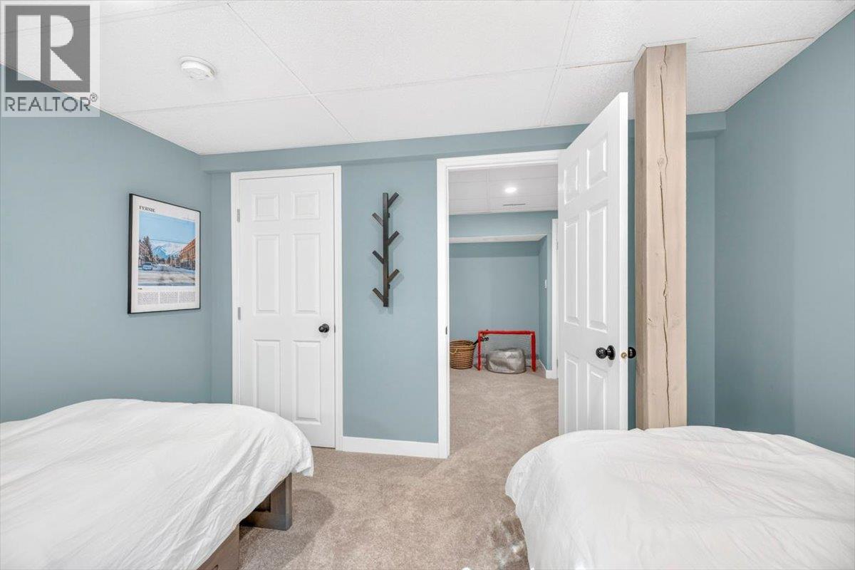 1169 MCLEOD Avenue - 42