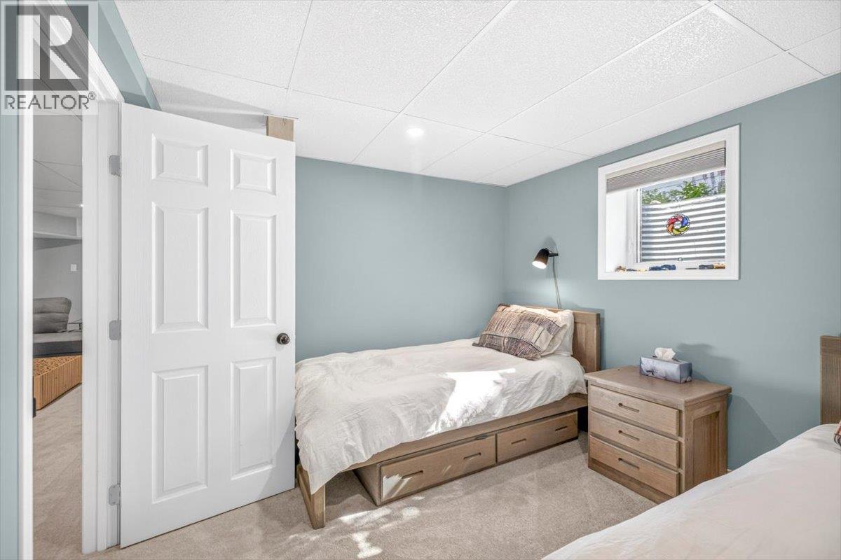 1169 MCLEOD Avenue - 41