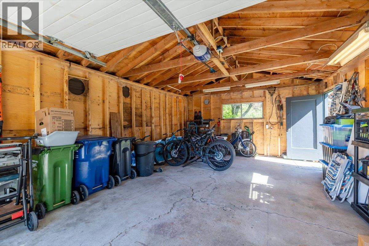 1169 MCLEOD Avenue - 64