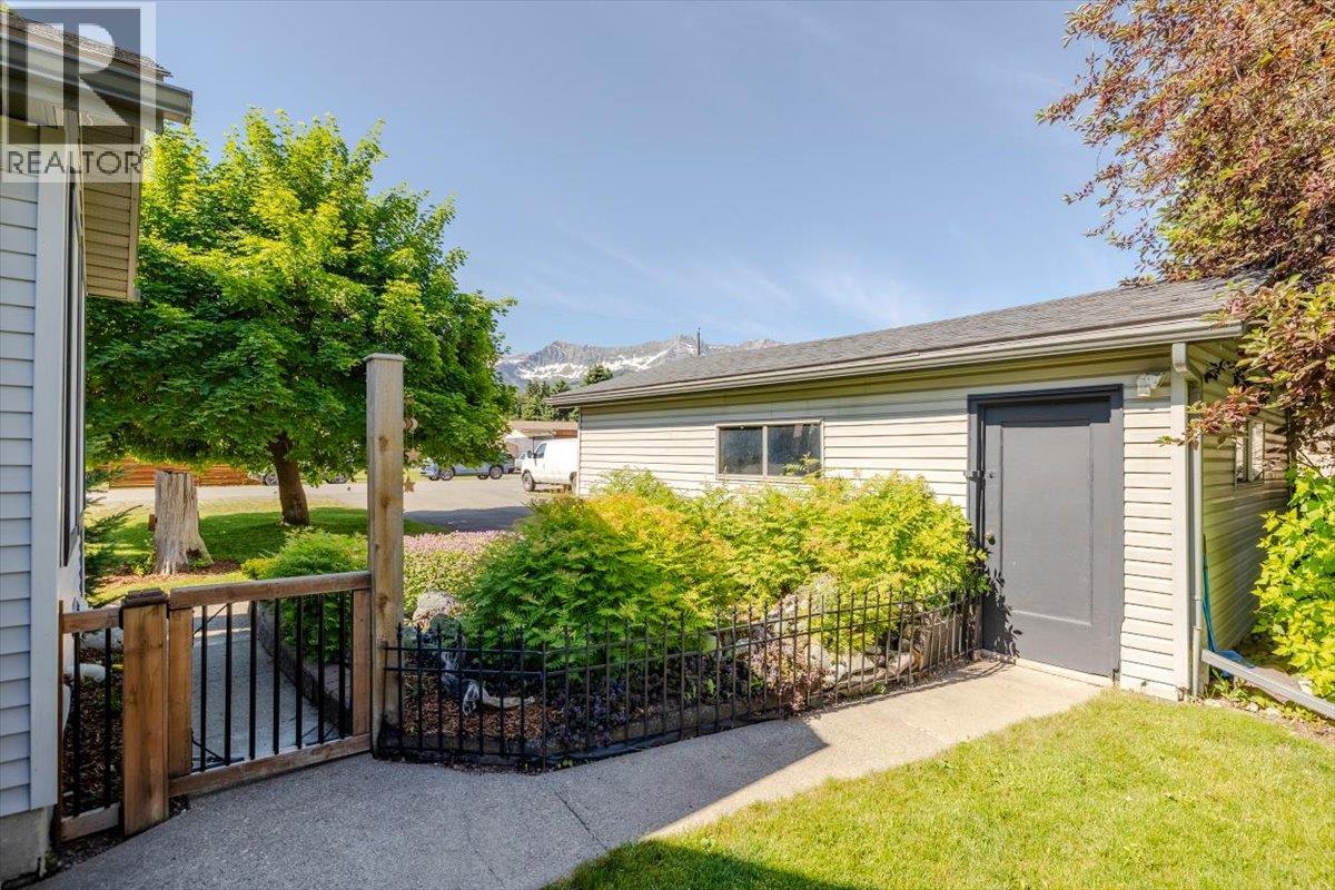 1169 MCLEOD Avenue - 63