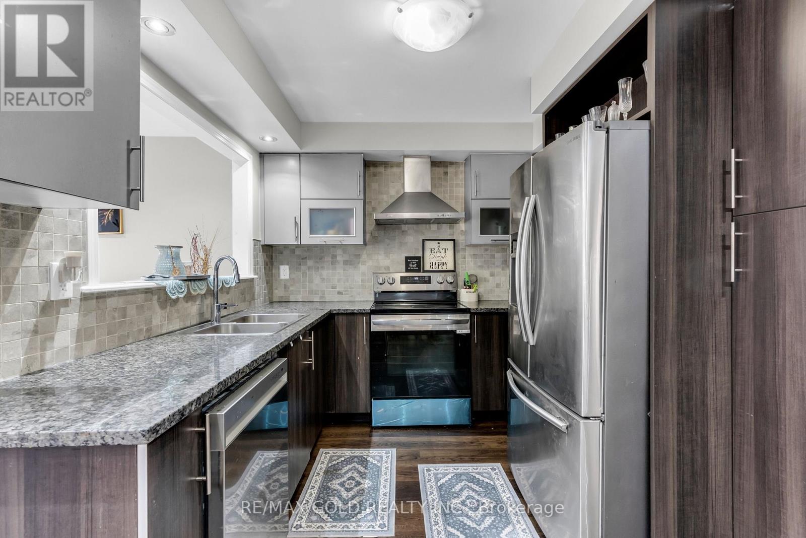 486 QUEEN MARY DRIVE - 10