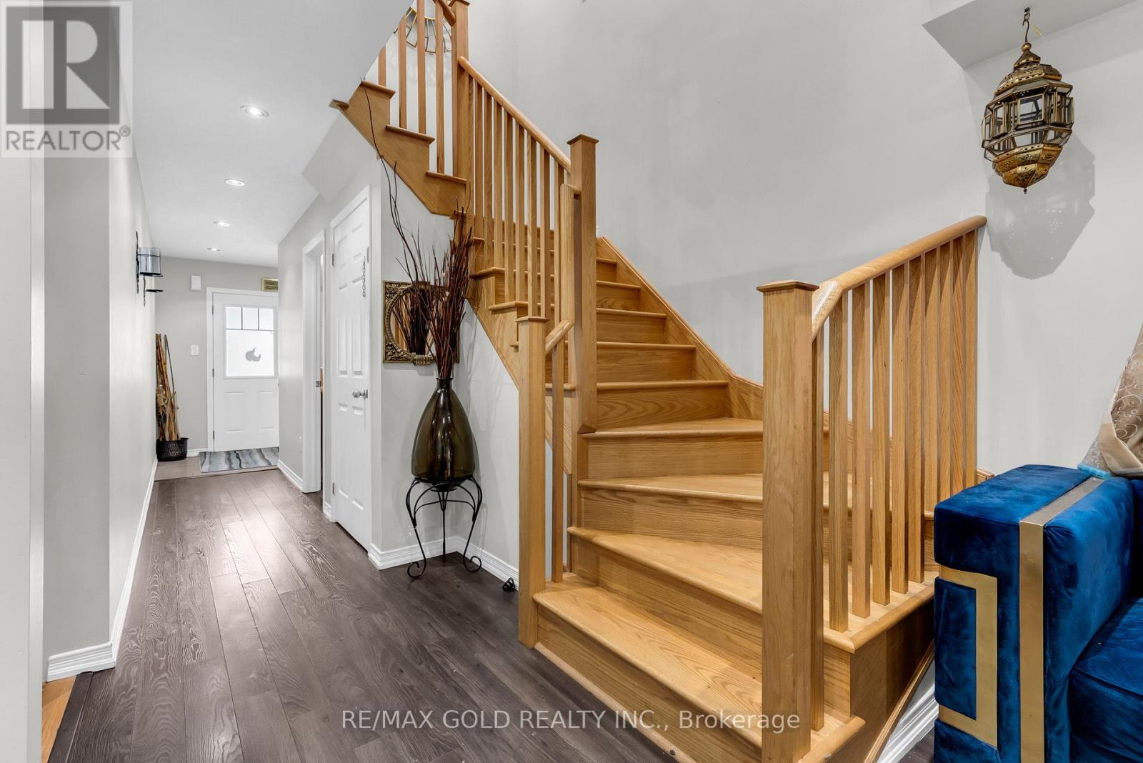 486 QUEEN MARY DRIVE - 12