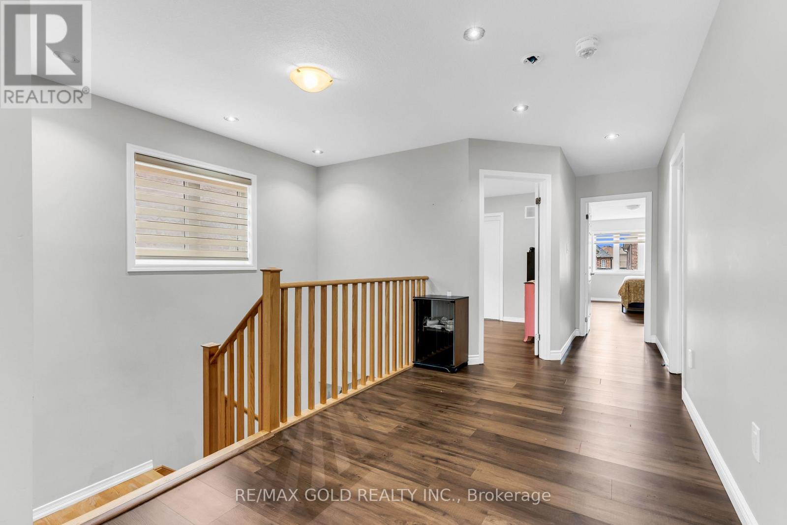 486 QUEEN MARY DRIVE - 13