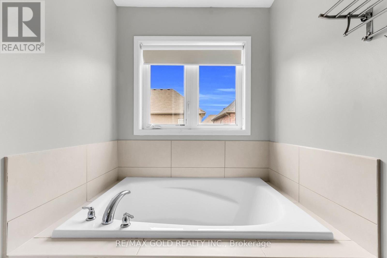 486 QUEEN MARY DRIVE - 17