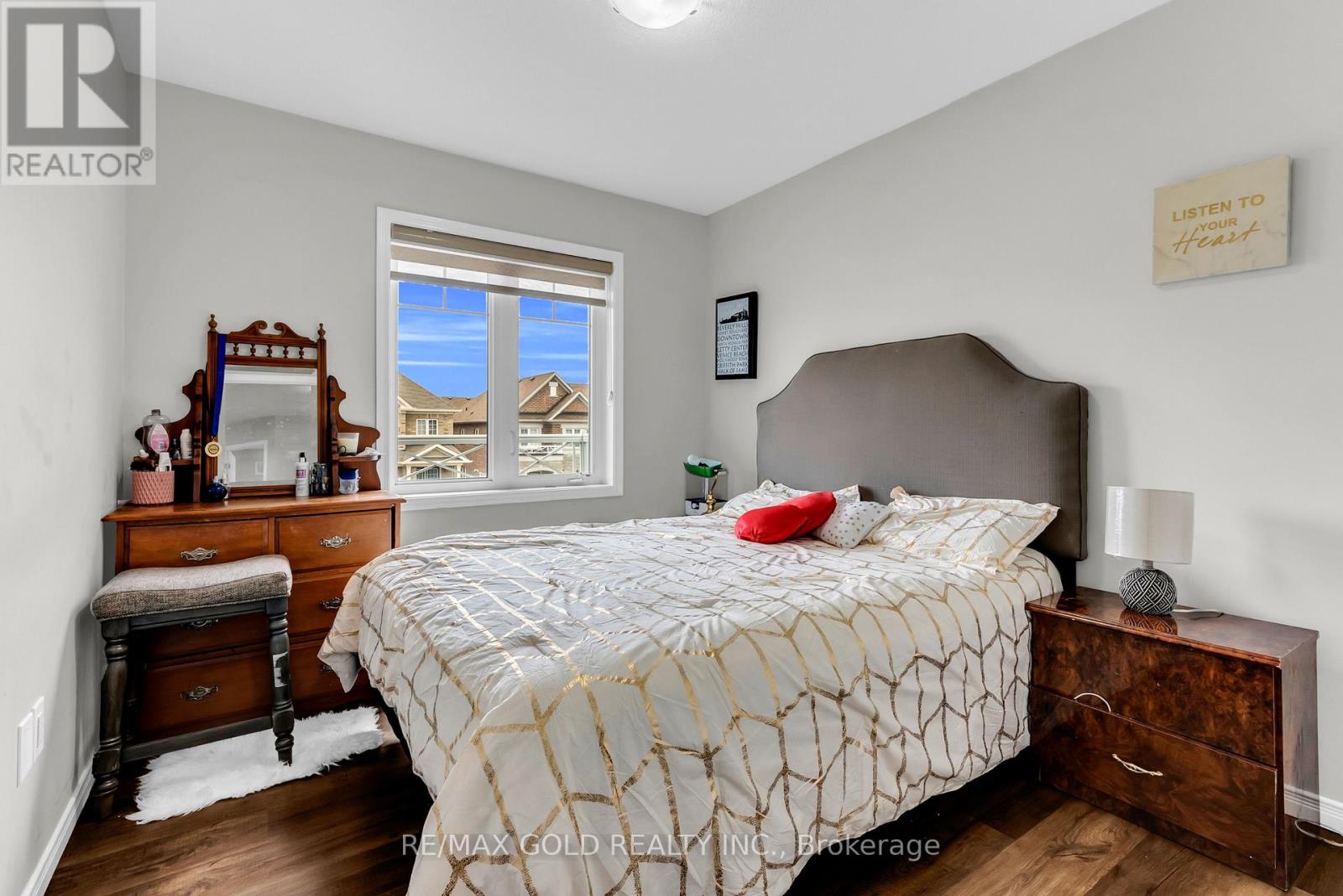 486 QUEEN MARY DRIVE - 18