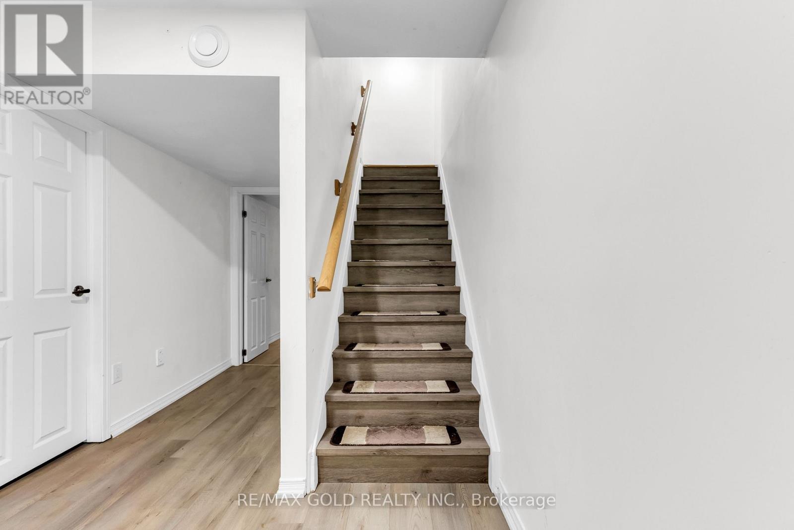 486 QUEEN MARY DRIVE - 24