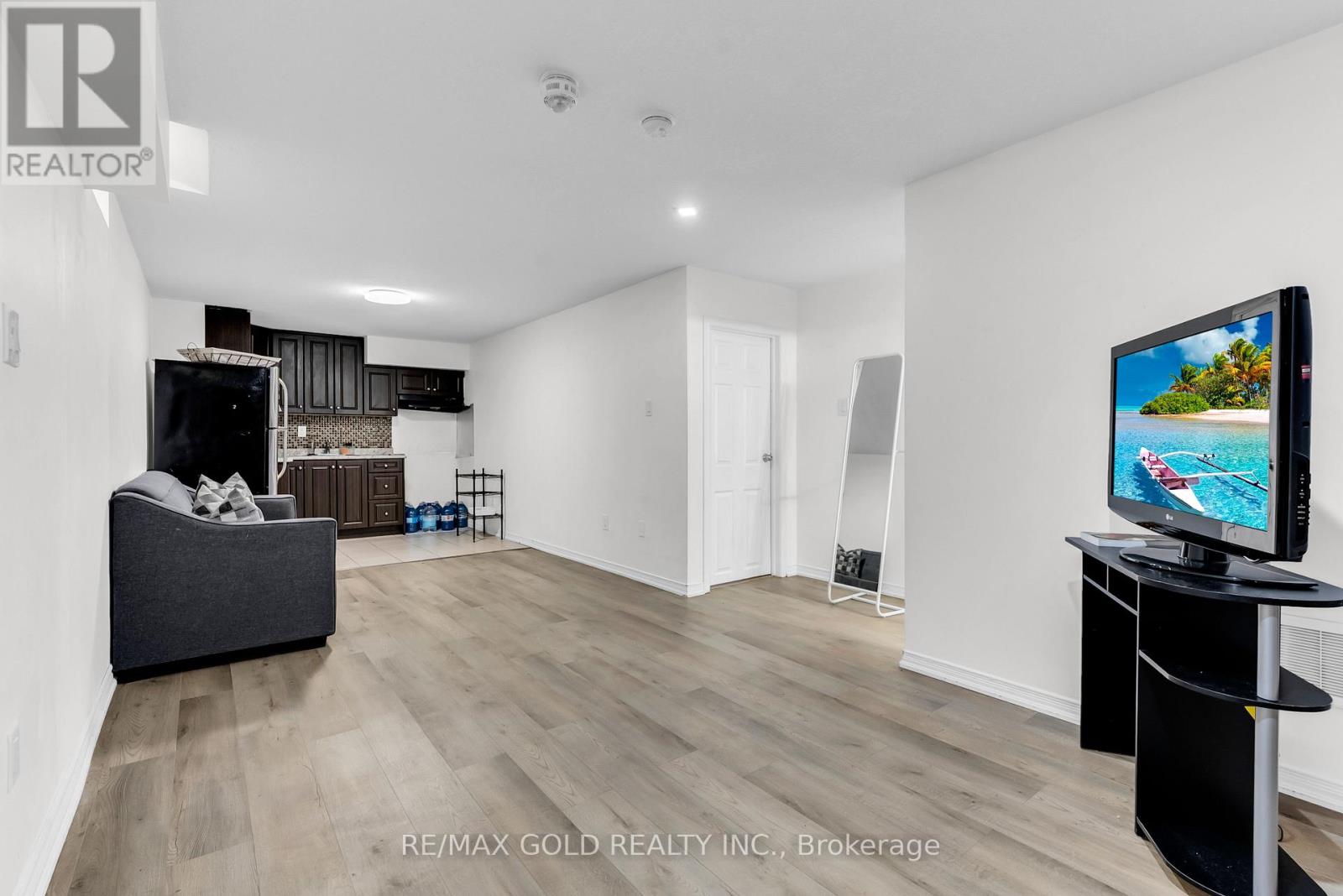 486 QUEEN MARY DRIVE - 25