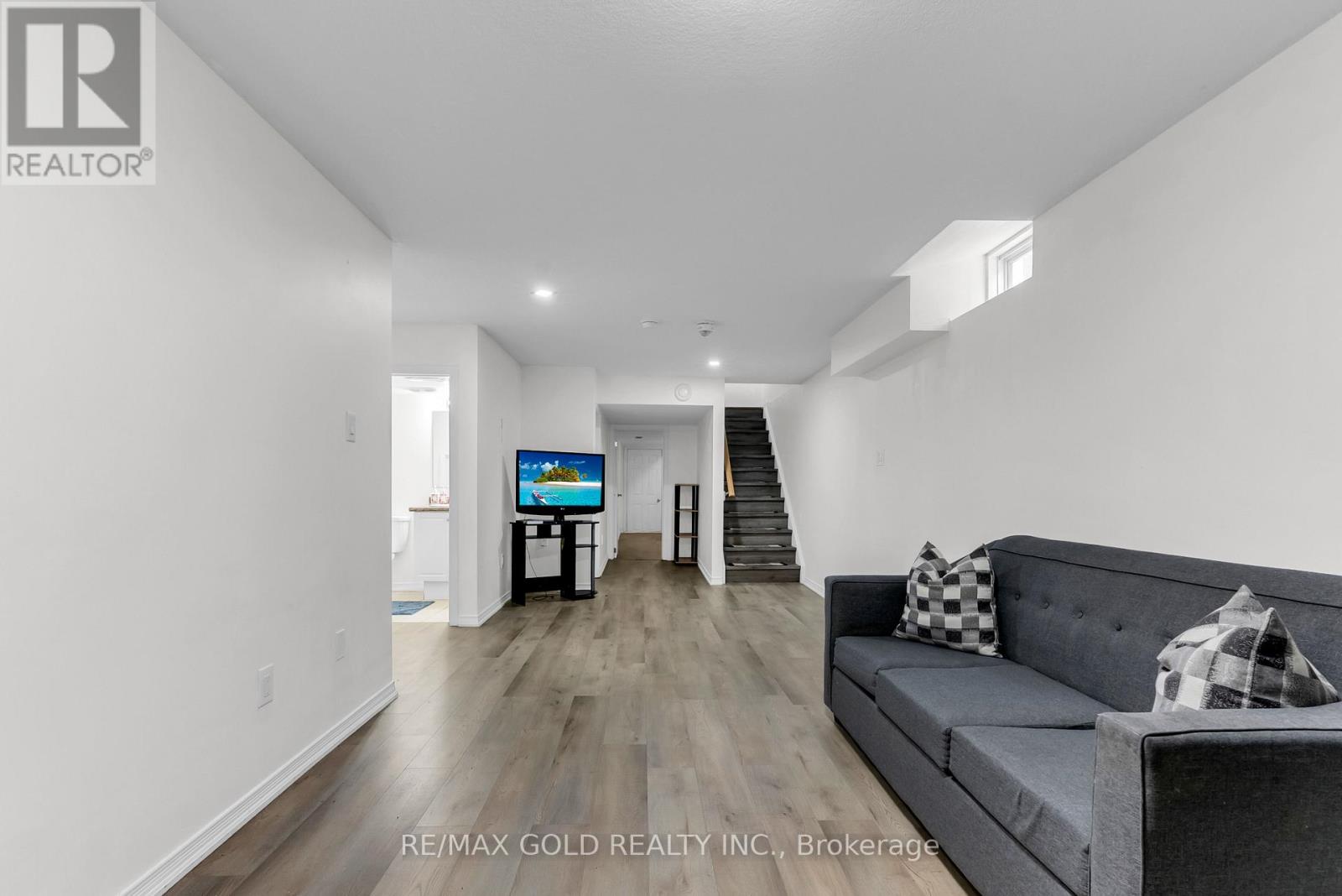 486 QUEEN MARY DRIVE - 26