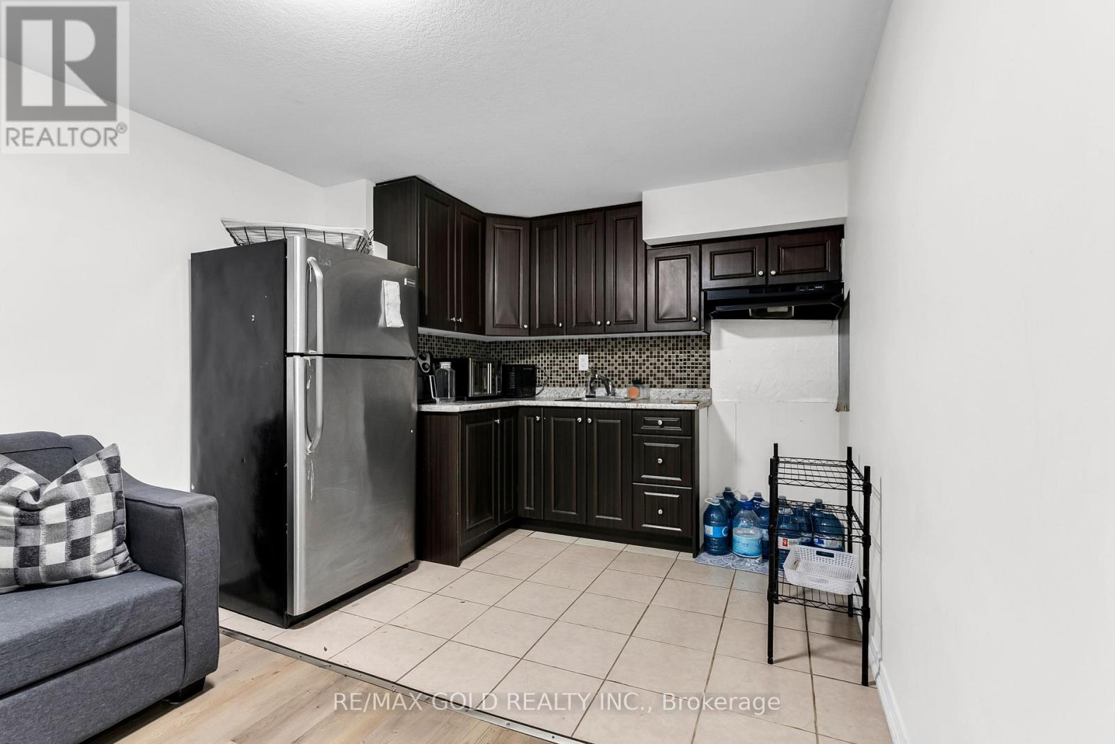 486 QUEEN MARY DRIVE - 27