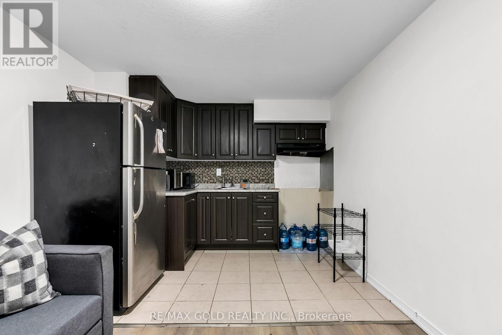 486 QUEEN MARY DRIVE - 28
