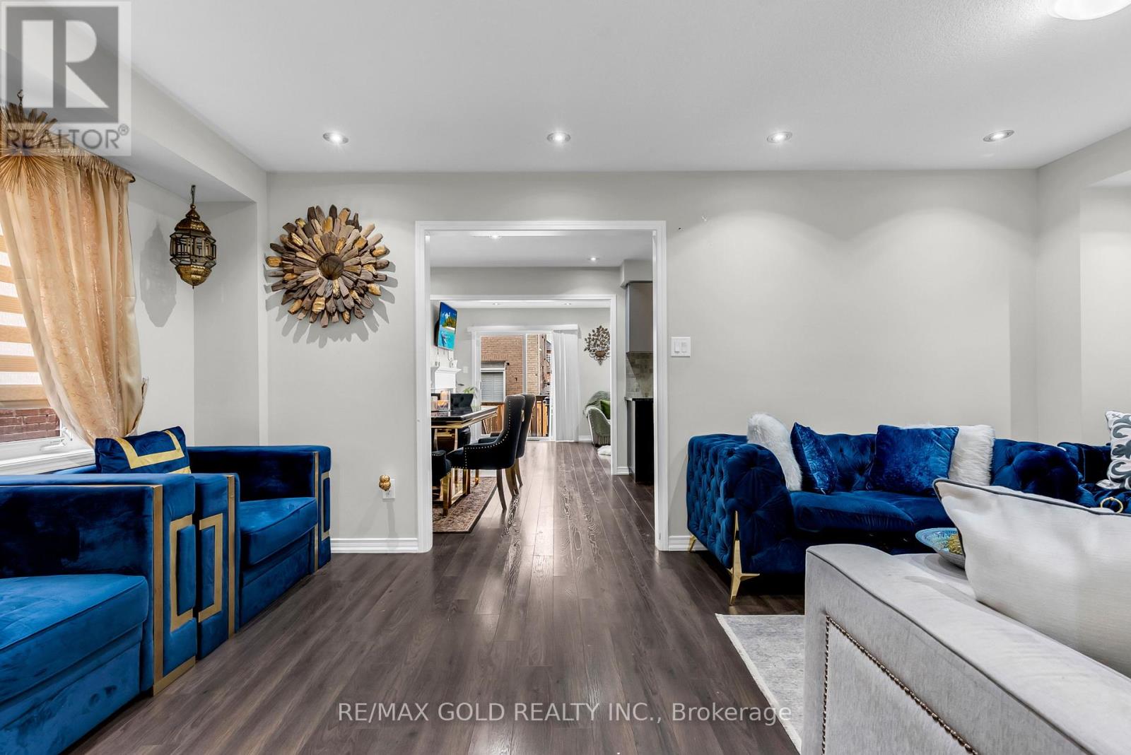 486 QUEEN MARY DRIVE - 3