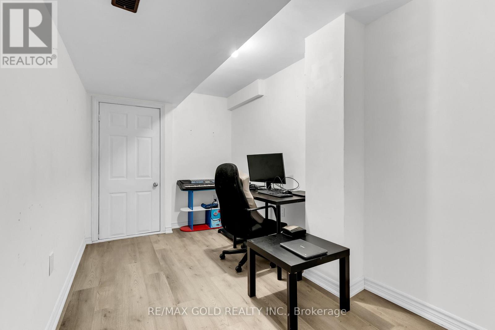 486 QUEEN MARY DRIVE - 31