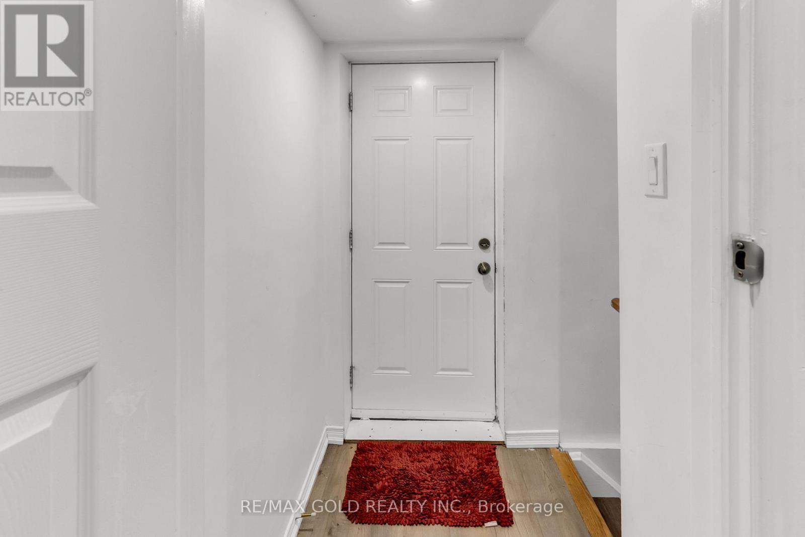 486 QUEEN MARY DRIVE - 32