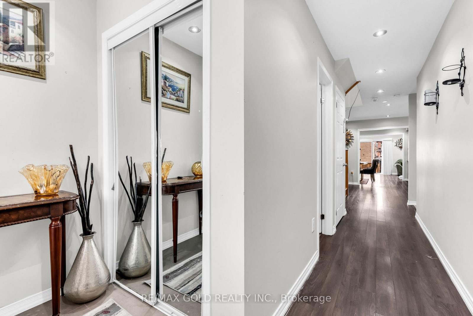 486 QUEEN MARY DRIVE - 4