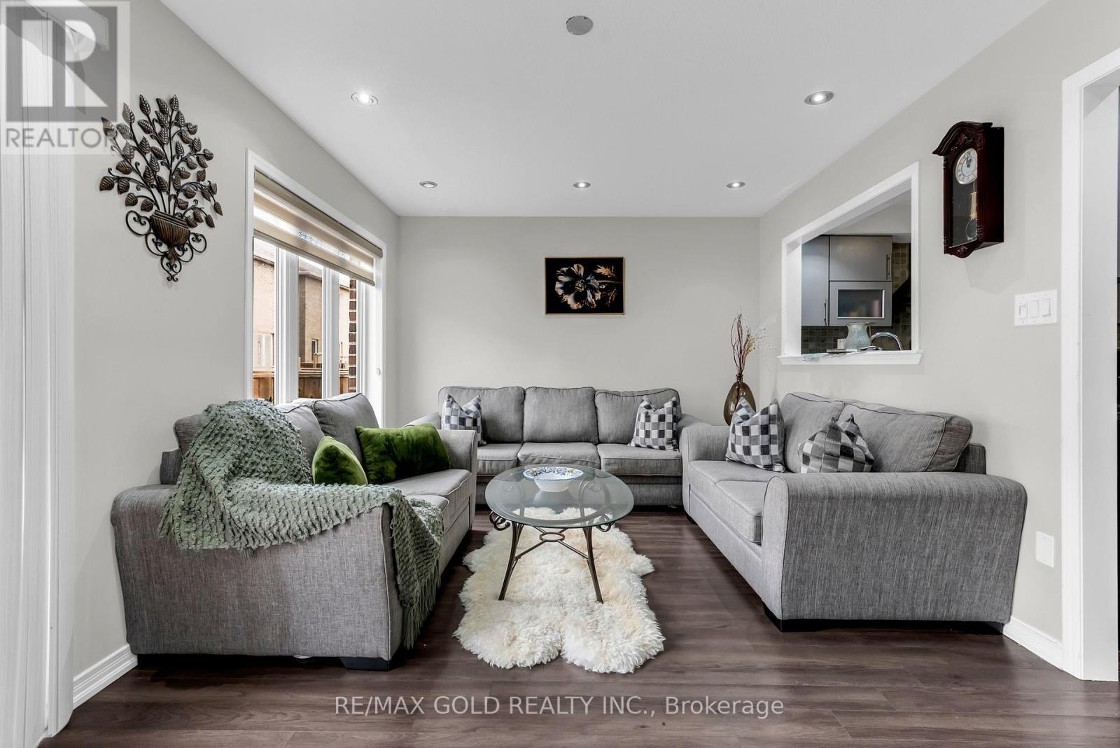 486 QUEEN MARY DRIVE - 5