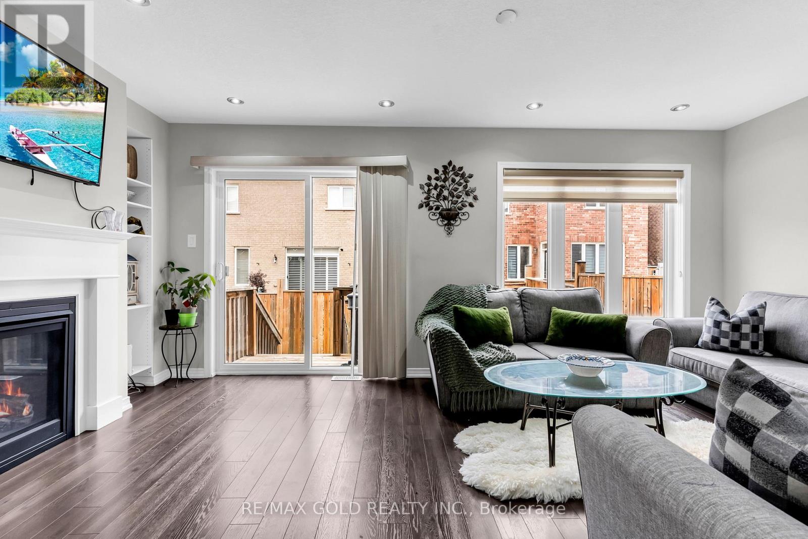 486 QUEEN MARY DRIVE - 6