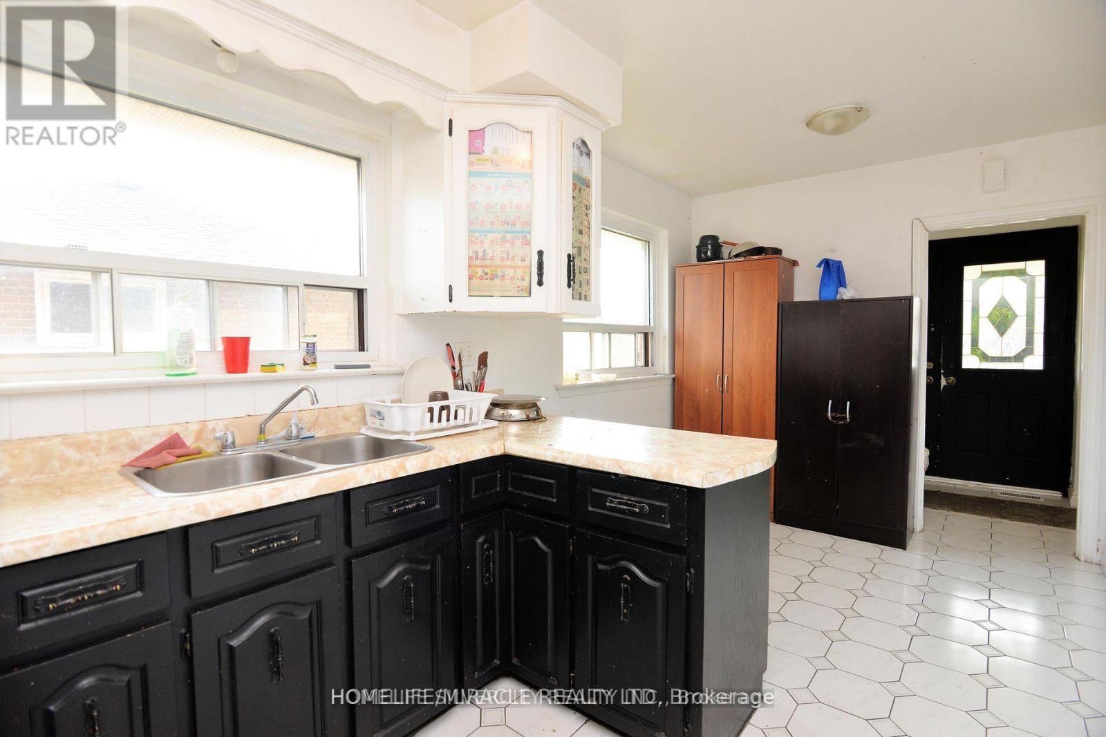 88 ARDGLEN DRIVE - 12