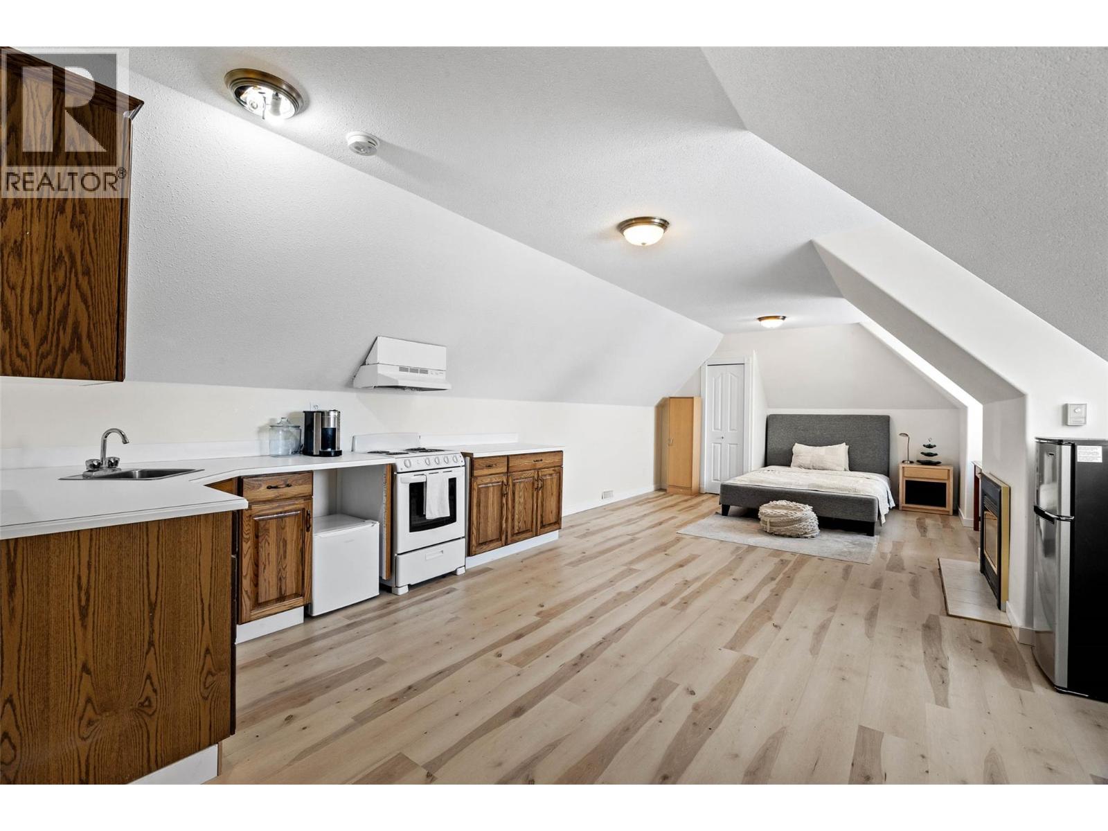 3100 PRINCETON KAMLOOPS Highway - 44