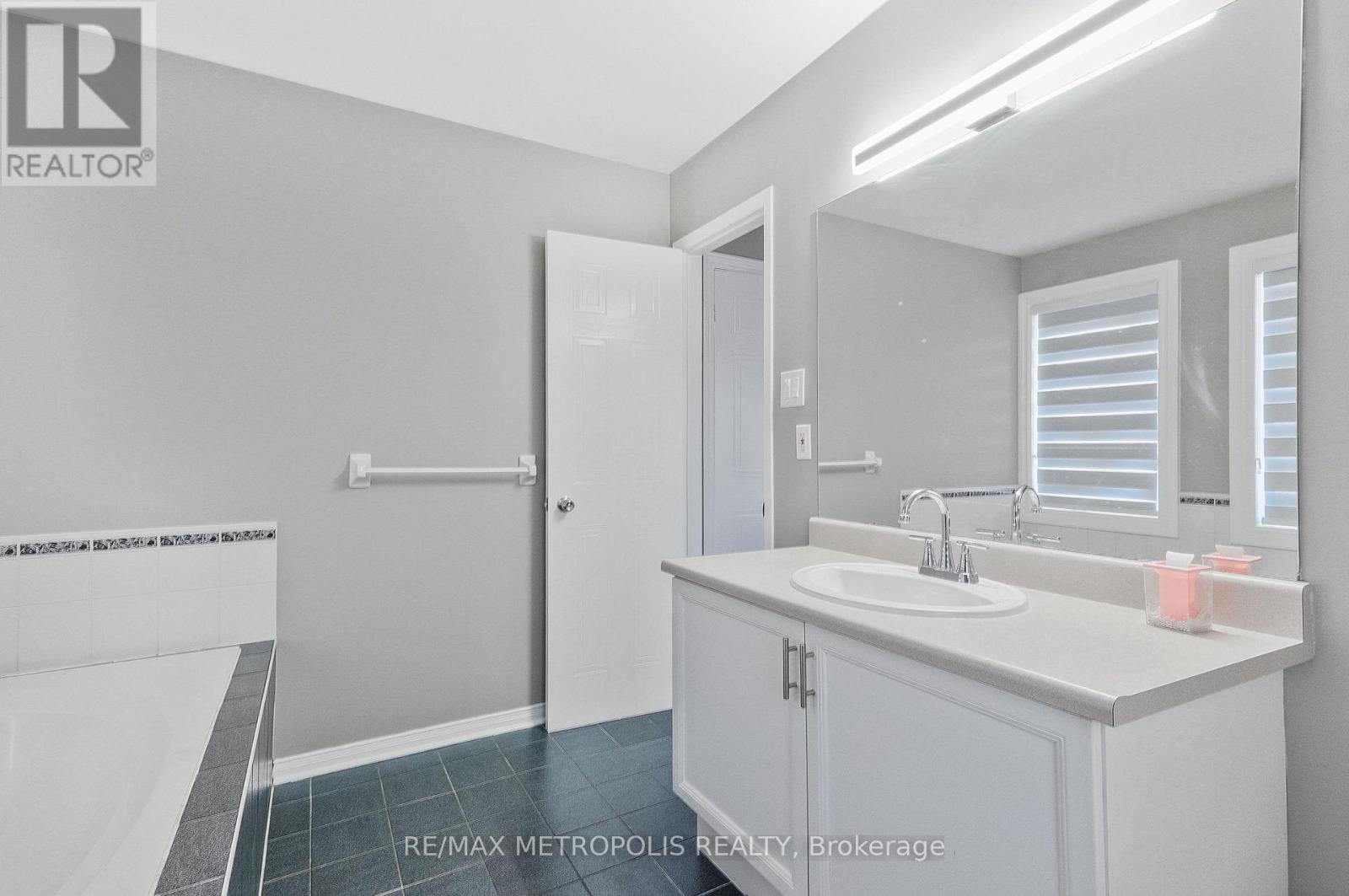 63 WICKSTEAD COURT - 25