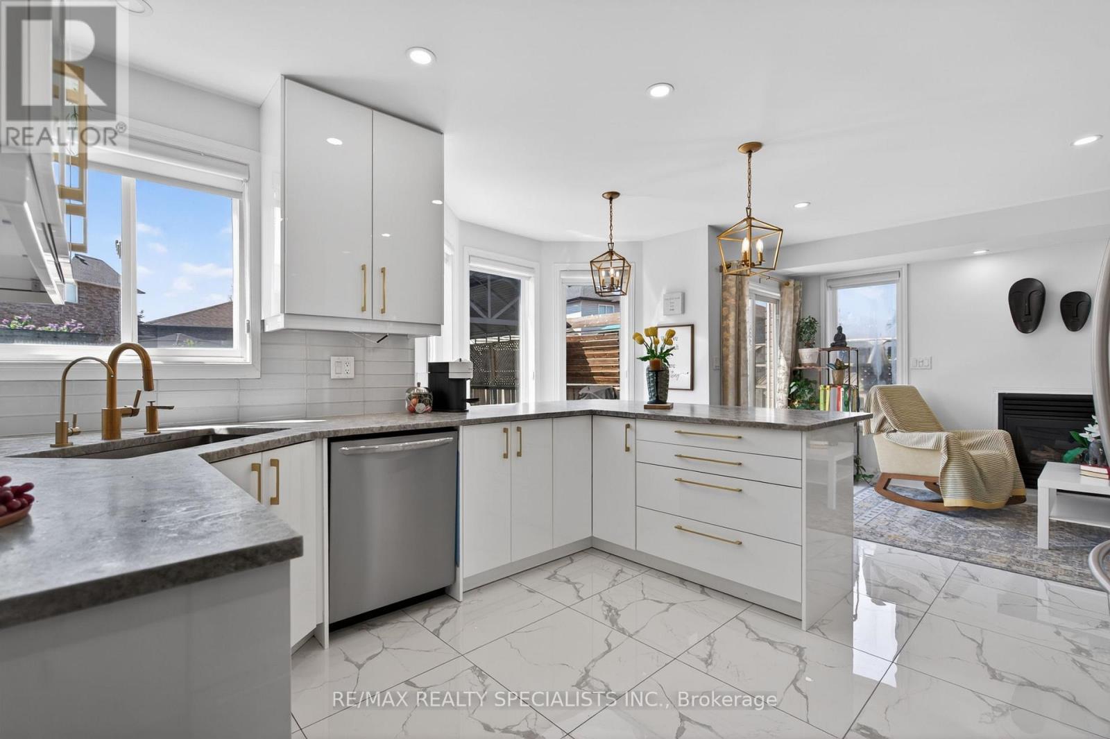 19 SIDNEY CRESCENT - 21