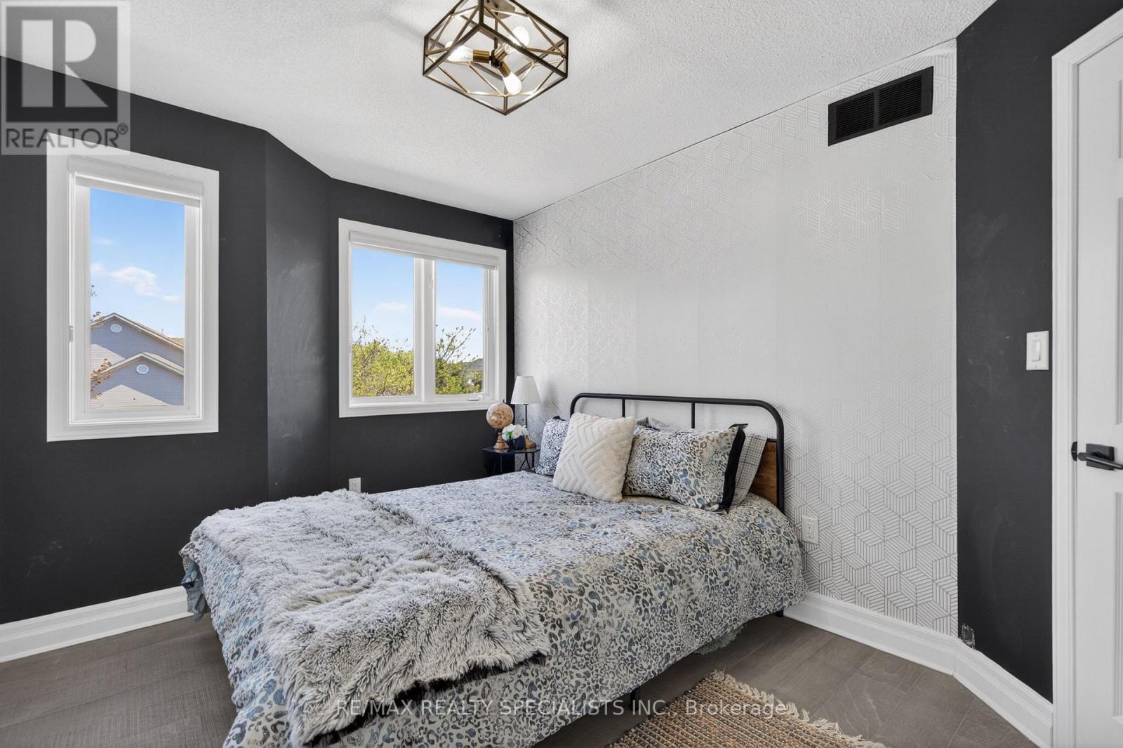 19 SIDNEY CRESCENT - 33