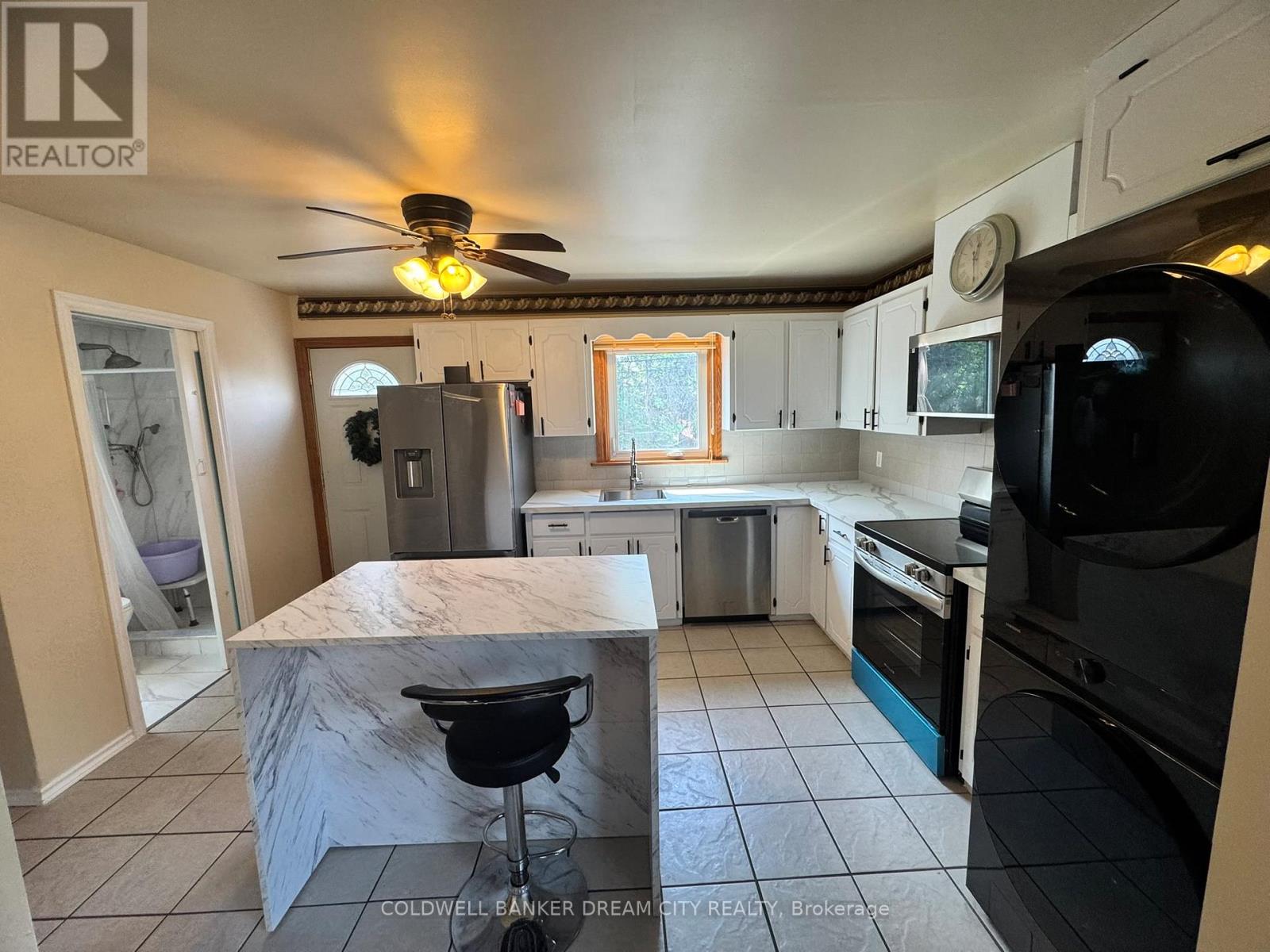 39 REID AVENUE N - 15