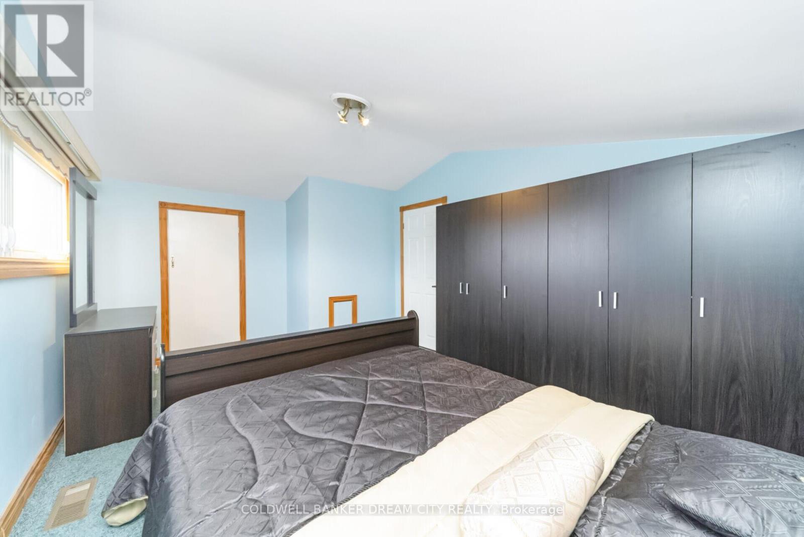 39 REID AVENUE N - 22