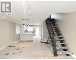 Bathroom - 817 Cosburn Avenue, Toronto, ON M4C2V9 Photo 7