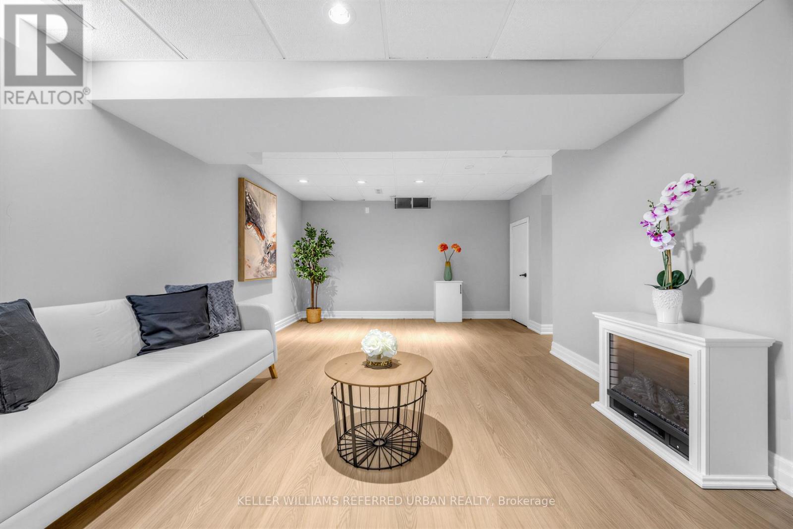 350 PICKERING CRESCENT - 32