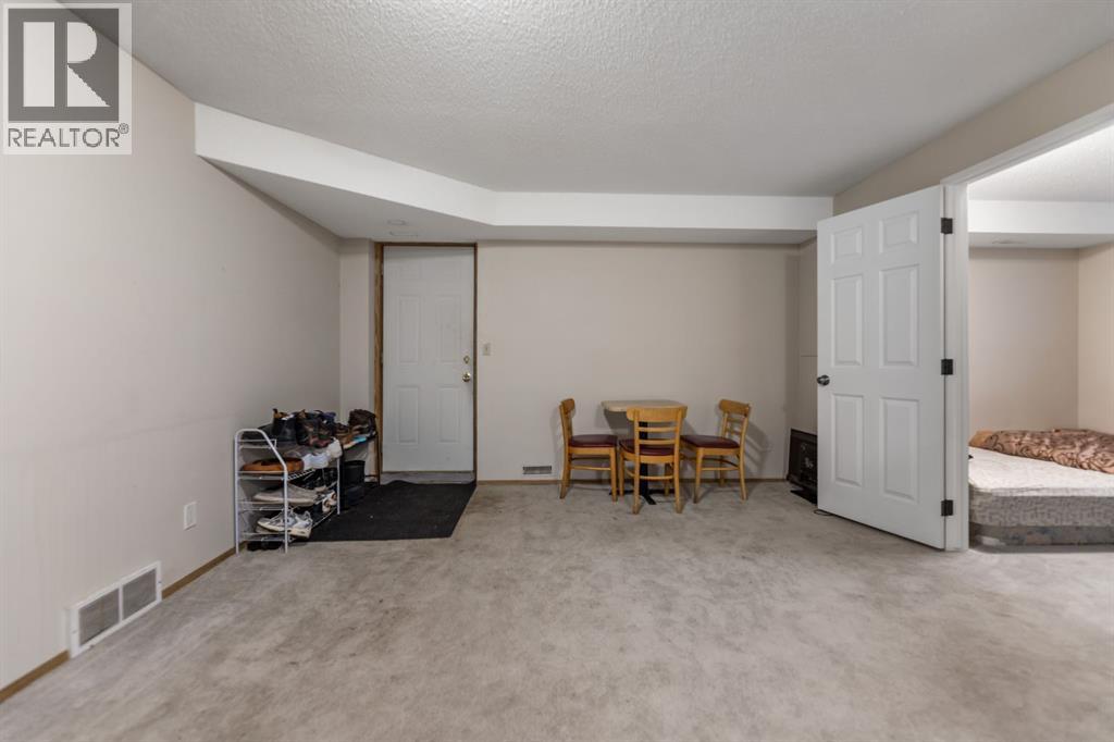 215 Carmel Close NE - 18