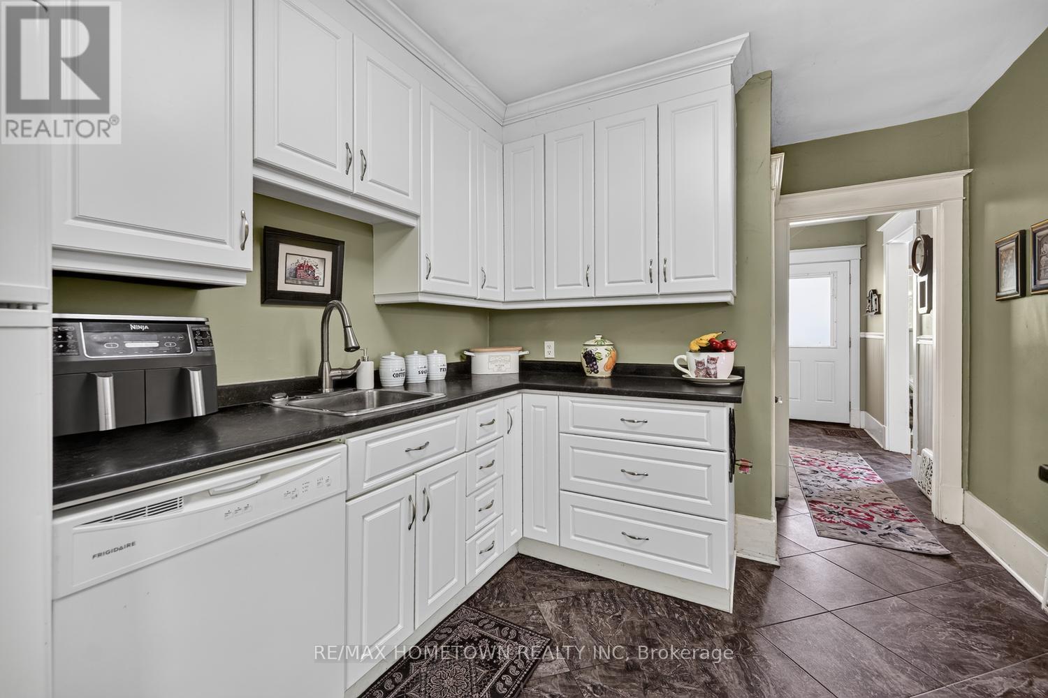 108 BETHUNE STREET - 11
