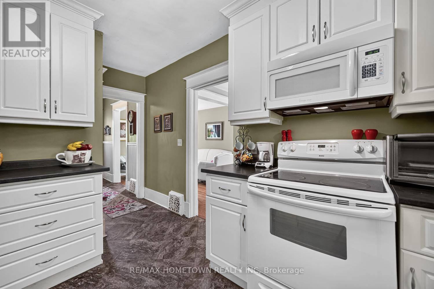 108 BETHUNE STREET - 12