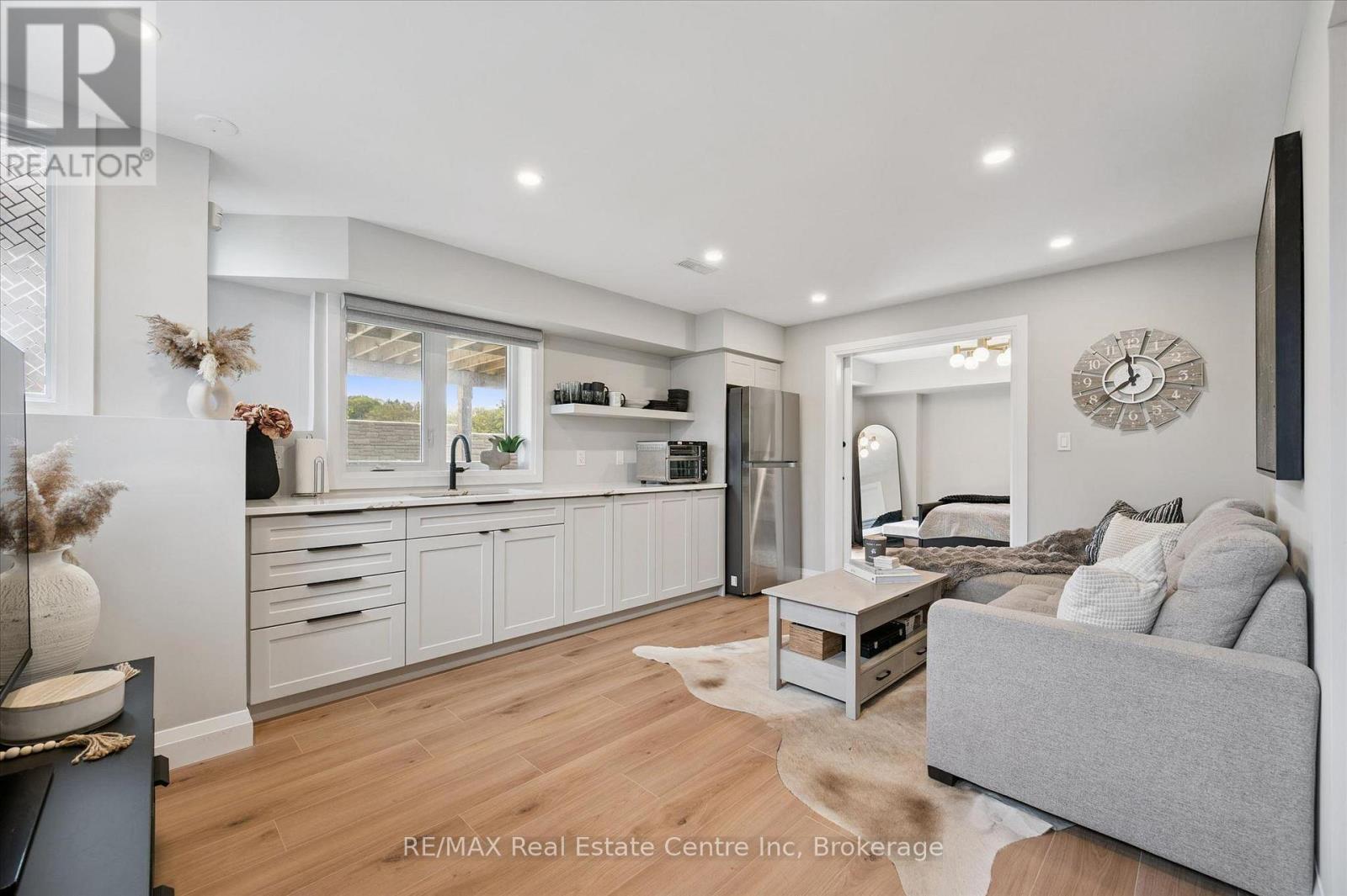 3 QUEENSBROOK CRESCENT - 24