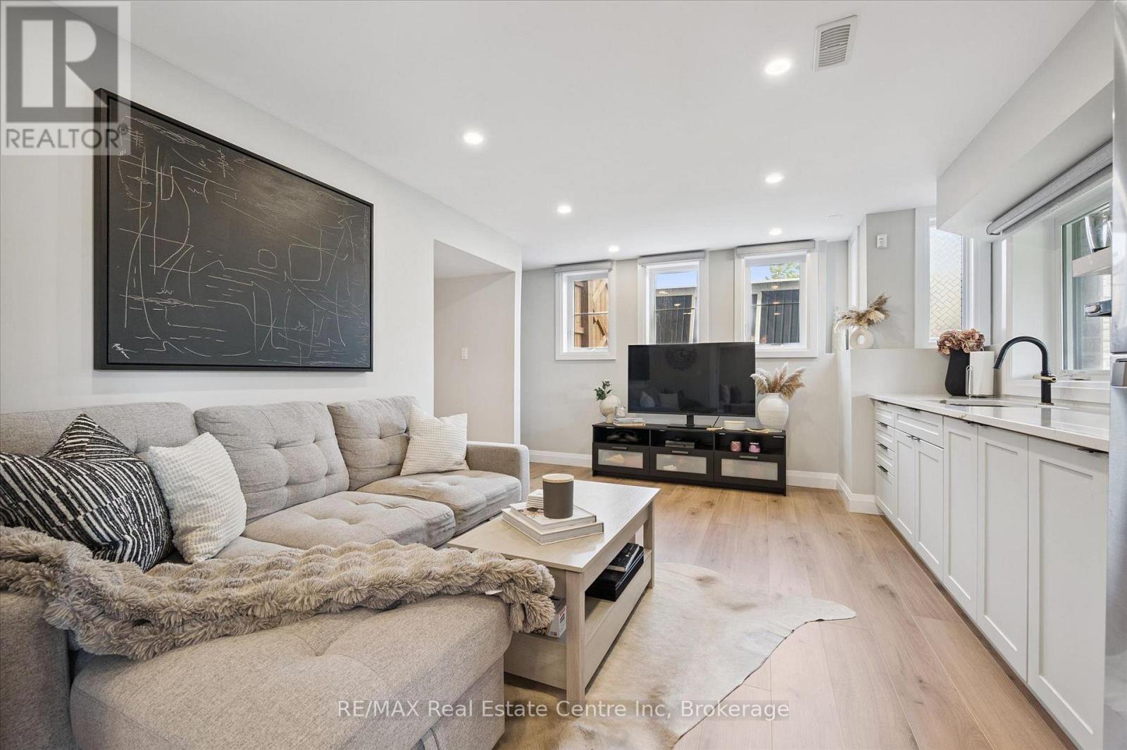 3 QUEENSBROOK CRESCENT - 25