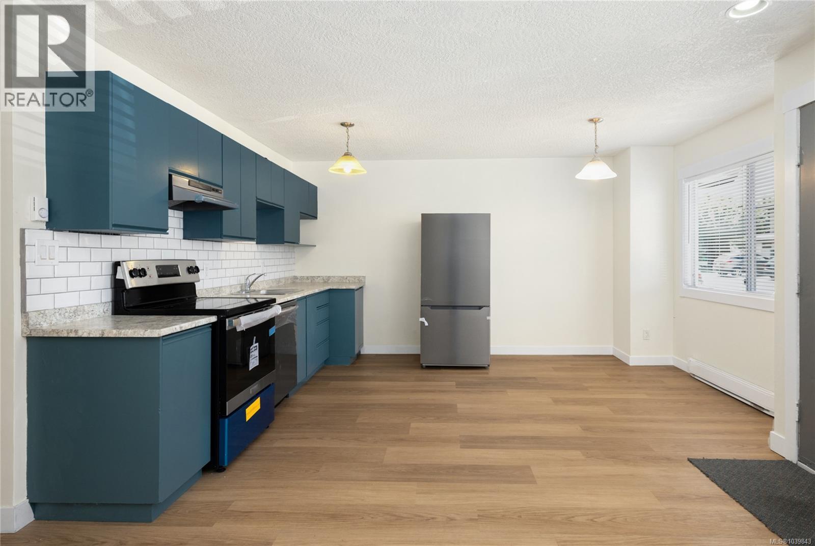 #304 2525 Dingwall St - 1