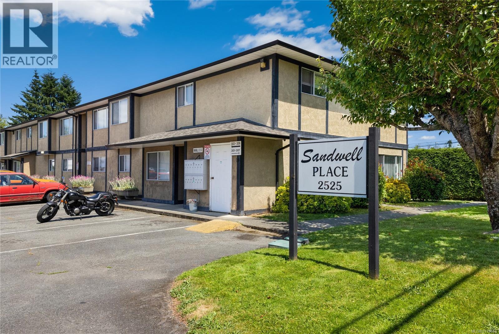 #304 2525 Dingwall St - 2