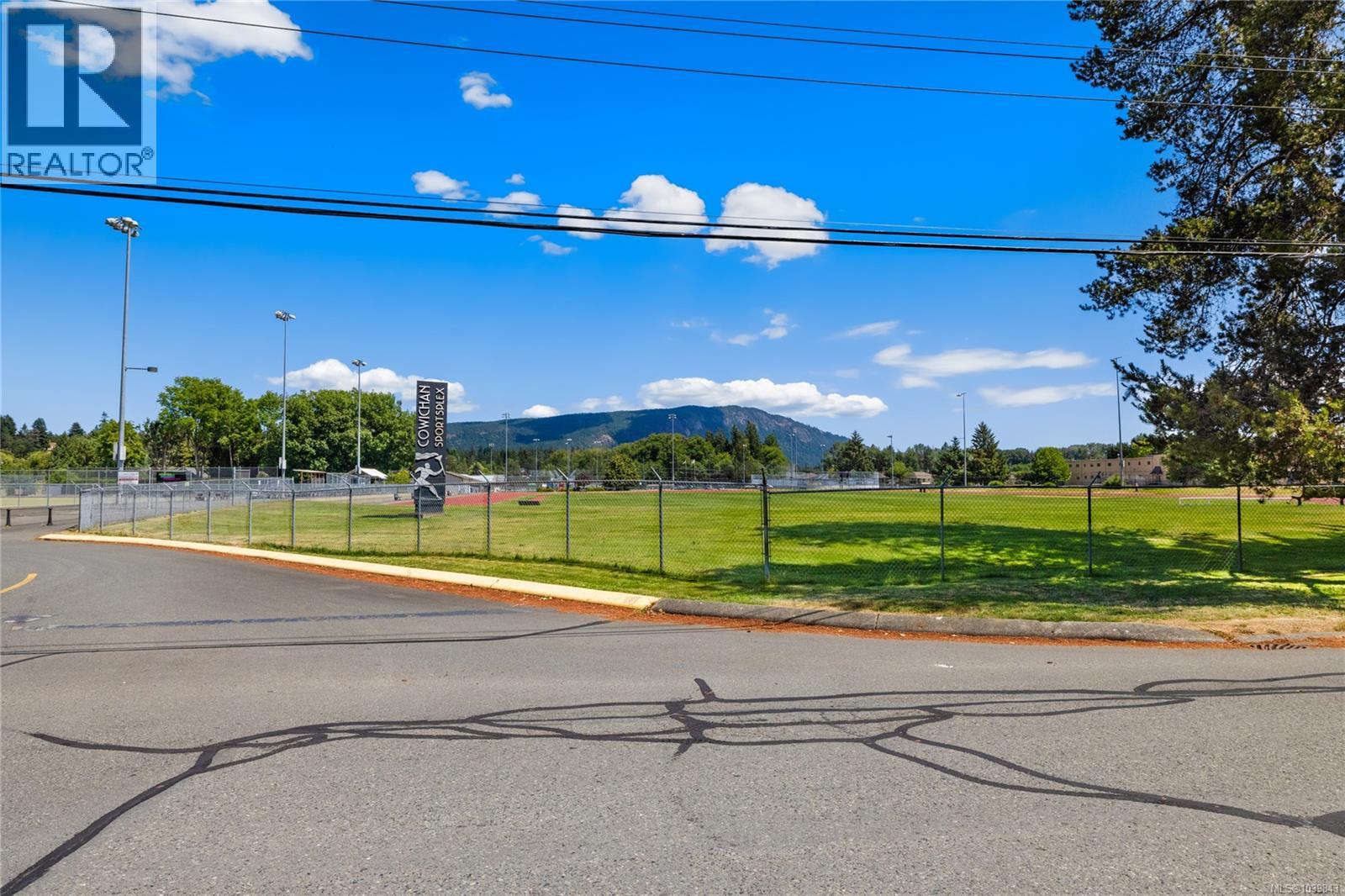 #304 2525 Dingwall St - Image 24